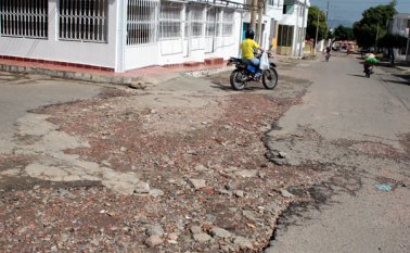La avenida 16 A de Aniversario II es la cuadra en peor estado en este sector donde los vecinos llevan esperando 20 años a que la reparen. Mario Caicedo