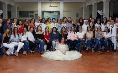 Lorena Montoya, Claudia Alba, Evida Duarte, Pilar Ibarra, Maryorie Avendaño, Patricia Casique, María J. Arguijo, Peggy Escobar, Magaly Márquez, Nancy Garay, Tita Villamizar, Natalia Haddad, María E. Peñaloza, Adriana Daw, Martha García, Hermana-rectora María Virginia González, Genny Méndez, Ana Maritza Lobo, Sandra María Velez, Silvana Sánchez y Luz Marina Sepúlveda, presidenta de exalumnas Colsate y Carmenza Infante. Sentadas: Liliana D’Pablo, Adriana Estrada, Silvia Chávez, Nidia Salazar, Claudia Parra, Sandra Contreras, Adriana Acevedo, Mónica Pinto, Claudia Mongua, Zinaida Mejía, Marcela Villamizar, Ximena Villamizar, Lina Sierra y Adriana Méndez. Mario Franco