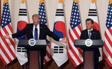 El presidente estadounidense Donald Trump, en rueda de prensa junto con su homólogo surcoreano Moon Jae-In. AFP