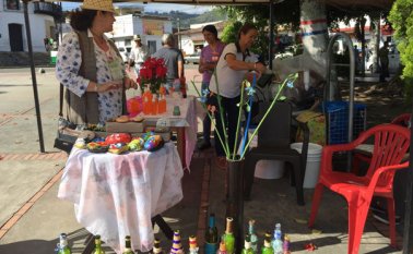 En el parque Ramón González Valencia se habilitaron puntos para que los empresarios dieran a conocer sus propuestas de emprendimiento. Cortesía