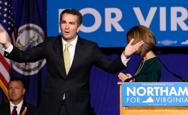 El gobernador electo demócrata Ralph Northam saluda a sus partidarios. AFP
