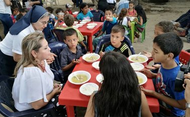 Desde el pasado 5 de junio se abrieron las puertas de este comedor de caridad, para migrantes. Archivo La Opinión