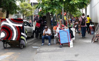 A lo largo de las calles 11 y 12 con avenida 5, los vendedores informales volvieron a instalar sus ventas. Mario Franco