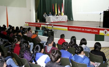 En el teatro Jáuregui de Pamplona se cumplió la ceremonia de graduación de los estudiantes de Toledo que fueron beneficiados con el programa. Cortesía