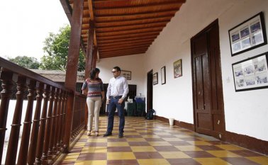 El secretario de cultura de Norte de Santander, César Ricardo Rojas Ramírez, durante una de las inspecciones hechas a la Casa de la Cultura del municipio de Bochalema, una de las beneficiadas con el proyecto. Cortesía