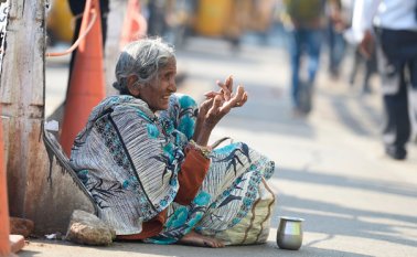 Una india pide limosna en Hyderabad. Esta ciudad del sur de la India prohibió mendigar en lugares públicos antes de una cumbre de tres días a la que asistirá Ivanka Trump. AFP