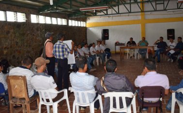 Luego de protestar frente a la Alcaldía de San Calixto, los campesinos se reunieron con una comisión de la Alcaldía. Cortesía