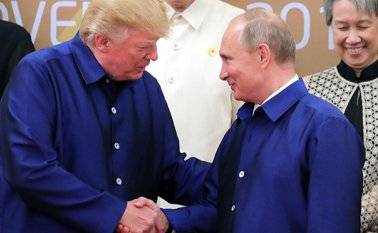 El encuentro casual se dio en el Foro de Cooperación Económica Asia-Pacífico (APEC) en Danang, Vietnam. AFP