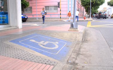 La Unión Temporal Espacio Público aseguró que no son 112 sino 80 las rampas que contempló el contrato. La Opinión