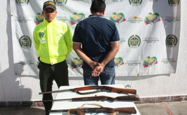 El hombre fue capturado luego de que se encontraran las tres armas en una vivienda que habitaba. Suministrada