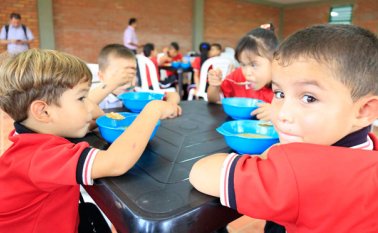 Programas de inversión social como el PAE tendrán una inversión considerable para garantizar la sostenibilidad del alimento en las escuelas. Archivo