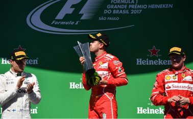 Vettel ganó su quinta carrera de la temporada tras adelantar a Bottas en la salida y dominar la prueba de principio a fin. AFP