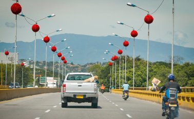 En los puentes de Cúcuta comenzó la instalación de los adornos navideños que en esta oportunidad se extenderá a varios sectores de la ciudad. Mario Franco