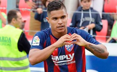 Juan Camilo Hernández,  exjugador del América de Cali, a sus 18 años de edad, es el máximo goleador (9) del Huesca de la segunda división de España, y tiene al equipo en zona directa de ascenso. Internet