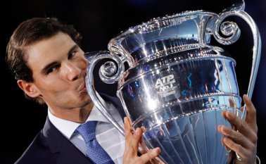 Rafael Nadal, de España besa el Trofeo N° 1 del ATP World Tour en la ceremonia de presentación durante el día ono del torneo de tenis ATP World Tour Finals en el O2 Arena de Londres. AFP