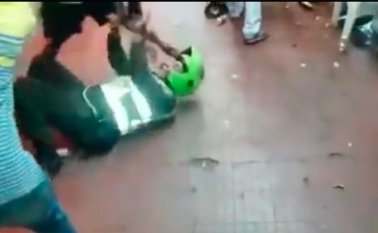 El hecho fue grabado y publicado a través de Facebook. Captura de video