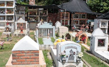 En el cementerio municipal de El Zulia se pueden conseguir bóvedas fechadas desde 1910. Ya no tiene espacio para más entierros.
 Mario Caicedo