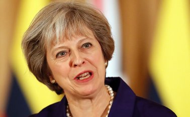 Theresa May ha acusado al presidente ruso, Vladímir Putin, de entrometerse en las elecciones de otros países. AFP