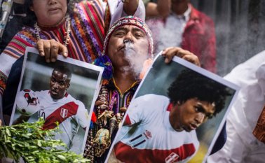 Hoy se juega el partido de vuelta del repechaje entre Perú y Nueva Zelanda.
Grupos de chamanes se han dado a la tarea de hacer sus rituales para ‘asegurarse’ de que Perú vaya al mundial, el próximo año. AFP