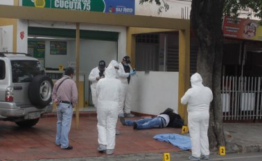 Miembros del CTI practicaron la inspección y el levantamiento de los cadáveres. La Opinión