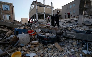 Más de 400 muertos y miles de heridos dejó el terremoto de 7.3 grados en la escala Richter. AFP