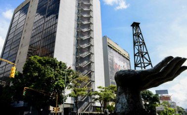 Venezuela ha sido declarada en "default selectivo" por Standard and Poor's luego de no realizar los pagos de intereses en emisiones de bonos mientras trata de refinanciar su deuda externa de $ 150 mil millones. AFP