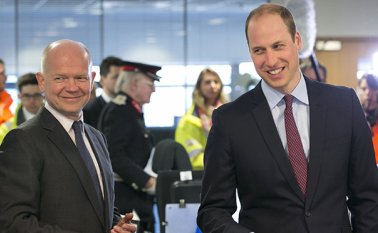La iniciativa del Príncipe busca llegar a niños entre 11 y 16 años del Reino Unido para instarles a "parar, hablar y dar apoyo" a los afectados. AFP