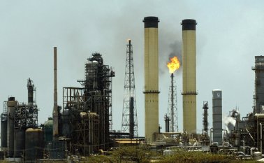 La estatal de petroleo de venezuela pasó de producir más de 3,9 millones de barriles diarios de petróleo antes de iniciar la revolución bolivariana a 1,9 millones de barriles diarios en la actualidad. Archivo