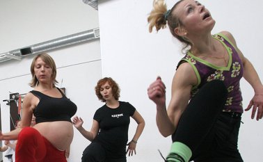 Los expertos aconsejan que las mujeres embarazadas eviten la actividad al aire libre cuando se emitan avisos de mala calidad del aire. AFP