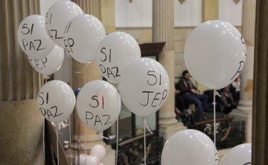 La votación fluyó de forma rápida porque en primer lugar se negaron una serie de proposiciones, más de 50, por lo que se acogieron los textos de los artículos como estaban en la ponencia. Colprensa