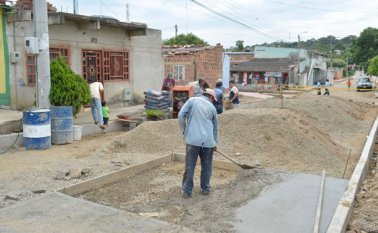 El programa consiste en que la administración ponga el material necesario para pavimentar y la comunidad ponga la mano de obra. Archivo