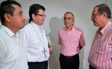 De izquierda a derecha: el alcalde Jesús Alberto Escalante, monseñor Omar Alberto Sánchez, Rodrigo Rivera, comisionado de paz; y Juan Camilo Restrepo, negociador de paz con el Eln. Tomada de Twitter