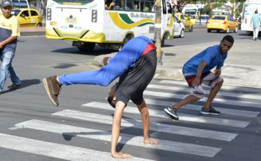 Los venezolanos no solo se han visto forzados a cambiar de país por la crisis. En Colombia debieron estrenarse en oficios que jamás pensaron. Archivo La Opinión