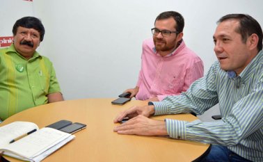 Antonio Sanguino (derecha), directivo de la Alianza Verde, estuvo en Cúcuta para definir aspectos de la conformación de la lista a la Cámara, para 2018. Lo acompañaron el exdiputado Ramón Támara (izquierda) y el candidato Javier Cuadros. Edinsson Figueroa