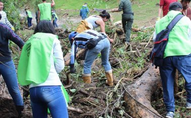 Un grupo de quince infractores del Código de Policía en Pamplona hicieron labor social en la vereda Monteadentro, que estuvo en emergencia la semana pasada por los fuertes aguaceros. Cortesía
