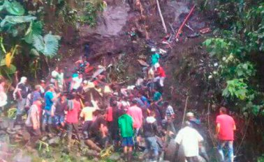 Habitantes de las veredas El Clavel y Niquía, al enterarse del accidente corrieron al lugar y como pudieron rescataron a parte de los sobrevivientes. Cortesía