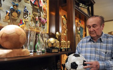 Un juez paraguayo aceptó la semana pasada dar curso a la extradición a Estados Unidos del exjefe del fútbol sudamericano Nicolás Leoz, implicado en el escándalo de sobornos millonarios conocido como ‘Fifagate’. La Opinión