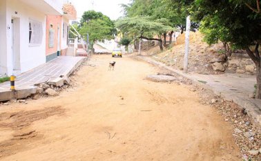 Así lucen algunas calles del barrio La Cabrera, la comunidad pide que los materiales lleguen pronto para terminarla. Edinsson Figueroa y Cortesía.