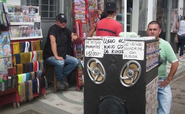 La unidad técnica ambiental lidera la campaña en zonas estratégicas como la calle del Dulce Nombre y en los alrededores de la plaza de mercado. Cortesía