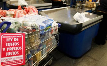 Hasta un 30% menos tienen que cobrar los comerciantes por los productos, según la regulación oficial venezolana. Internet