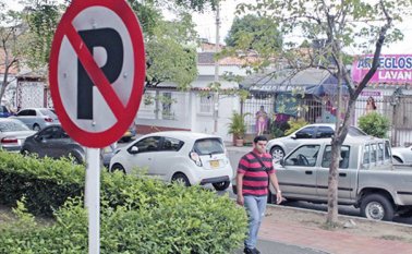 Desde el pasado 16 de noviembre se emitió el decreto que reglamenta las zonas y horarios de restricción de parqueo. Archivo La Opinión