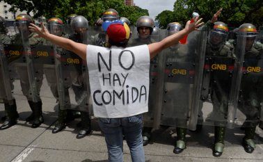 Venezuela registró el mes pasado índices de hiperinflación que se suman al severo desabastecimiento que sufre de algunos alimentos, medicamentos y productos básicos.  Archivo | Referencial