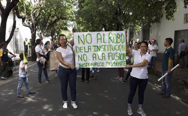 Cuatro marchas se han organizado este año, entre padres de familia y comunidad educativa para declarar el rechazo a la fusión del Inem y el Instituto Nacional de Comercio. Archivo La Opinión