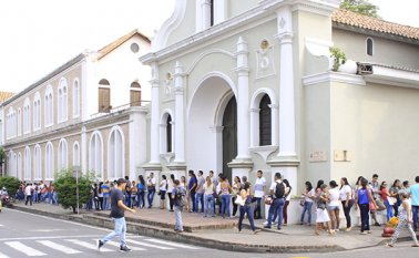la fila de desempleados le daba la vuelta a la Biblioteca Pública Julio Pérez Ferrero. César Obando