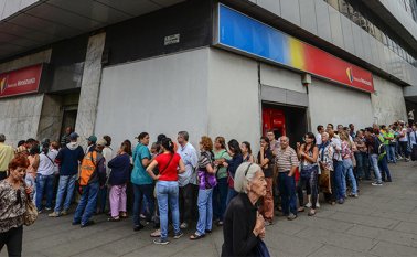 Desde agosto de este año, los dueños de las empresas venezolanas no tienen acceso a dólares para poder comprar insumos en el exterior. Archivo La Opinión