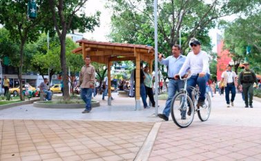 El alcalde Rojas tomó avena y dio un paseo en bicicleta. Cortesía