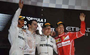 Bottas (derecha), que logró el tercer triunfo de su carrera, finaliza el Mundial en el tercer cajón del podio. Vettel se aseguró el título honorífico de subcampeón del mundo AFP