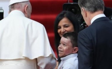 Momento en que el joven Yalik se reunió con el papa Francisco en Colombia. Informe21