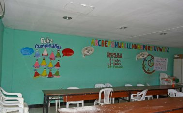 En el techo quedó el boquete abierto por los ladrones quienes ingresaron al salón. Edisson Figueroa