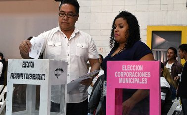 Los hondureños eligieron el domingo un presidente, tres vicepresidentes, 128 diputados al Parlamento nacional y 20 al Centroamericano, además de 298 alcaldes. AFP